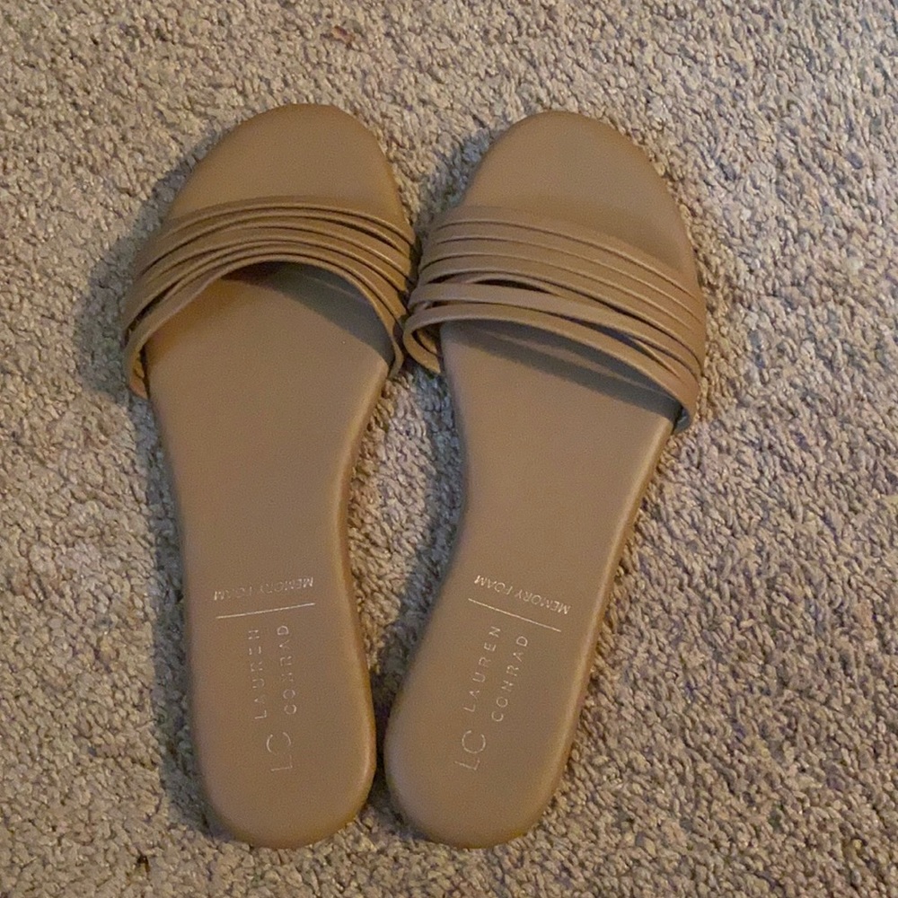 Lauren Conrad flip flops